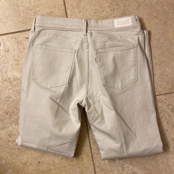 Levi's Women’s Cream Mid Rise Classic Straight Jean - Picture 5 of 6